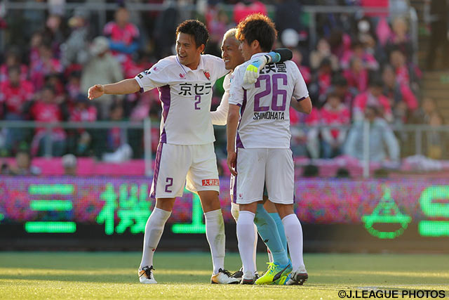 PKストップの菅野 孝憲（中央）を中心にゴールを死守した京都守備陣【明治安田Ｊ２ 第10節 Ｃ大阪vs京都】
