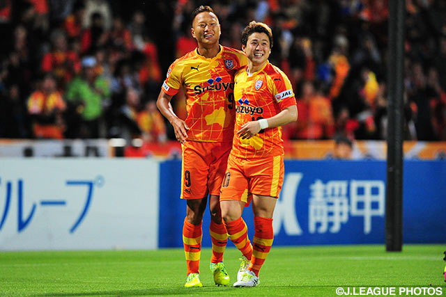 共に2得点を挙げ、清水の今季ホーム初勝利に貢献した鄭 大世（#9）と大前 元紀（#10）【明治安田Ｊ２ 第10節 清水vs金沢】