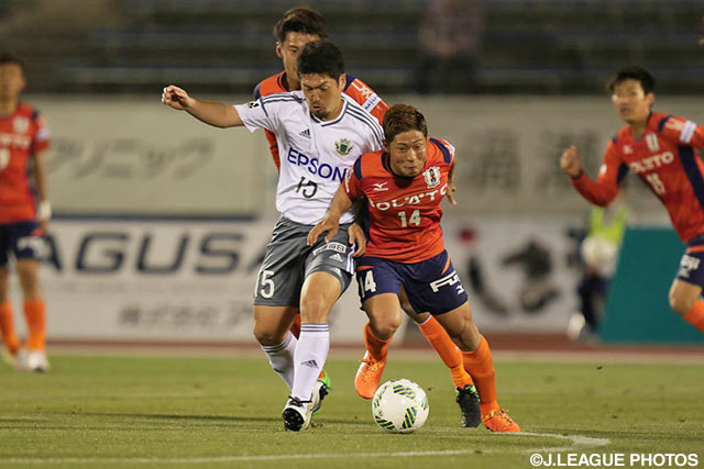 激しく競り合う宮阪 政樹（松本）と白井 康介（愛媛）【明治安田Ｊ２ 第10節 愛媛vs松本】
