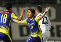 古巣相手に今季3点目となる先制ヘッドを押し込んだ常盤 聡（群馬）【明治安田Ｊ２ 第10節 群馬vs東京Ｖ】