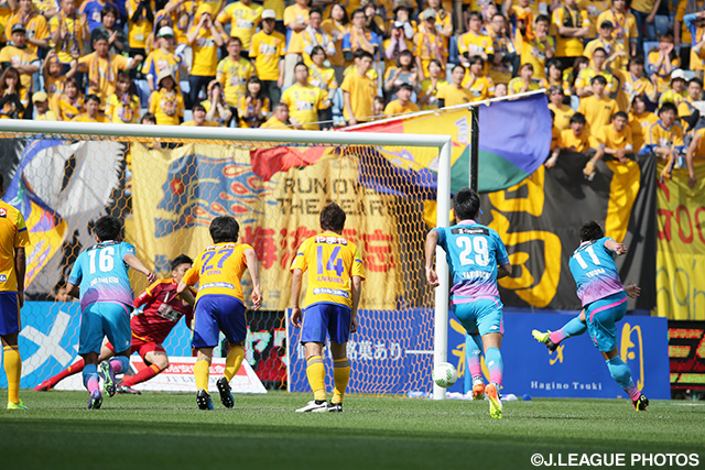 前半終了間際に先制のPKを決めた豊田 陽平（鳥栖）【明治安田Ｊ１ 1st 第9節 仙台vs鳥栖】