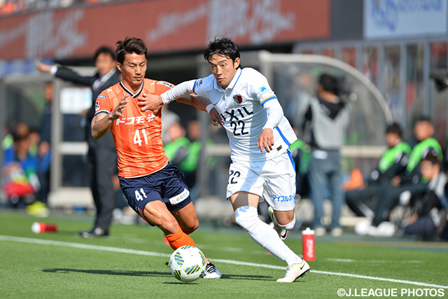 家長 昭博（大宮）とマッチアップした西 大伍（鹿島）【明治安田Ｊ１ 1st 第9節 大宮vs鹿島】