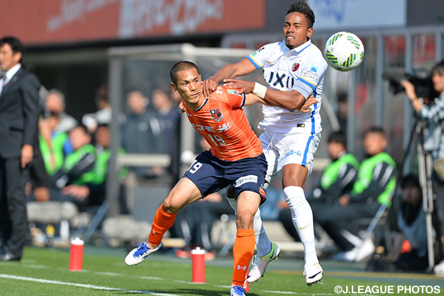 カイオ（鹿島）の突破を阻む奥井 諒（大宮）【明治安田Ｊ１ 1st 第9節 大宮vs鹿島】