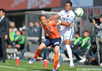 カイオ（鹿島）の突破を阻む奥井 諒（大宮）【明治安田Ｊ１ 1st 第9節 大宮vs鹿島】