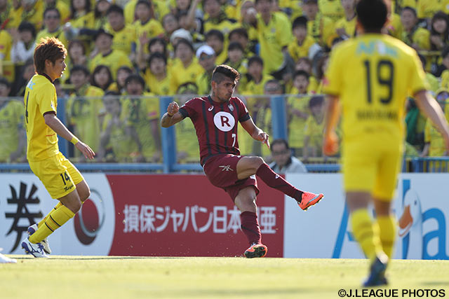 ペドロ ジュニオール（神戸）のシュートがネットを揺らしたがオフサイド【明治安田Ｊ１ 1st 第9節 柏vs神戸】