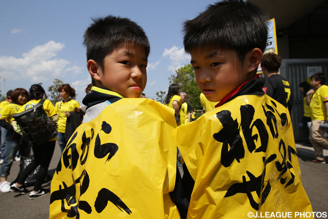 クラブスローガンを背に頼もしい表情を見せる少年達【明治安田Ｊ１ 1st 第9節 柏vs神戸】