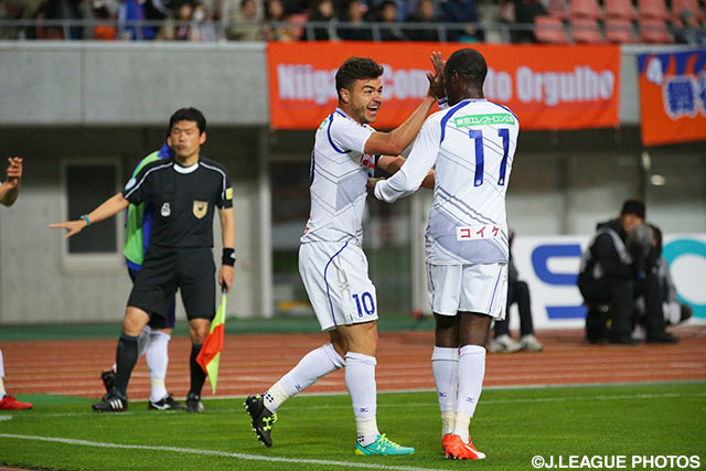 直接FKから圧巻の一撃で勝越し点を奪ったクリスティアーノ（甲府）【明治安田Ｊ１ 1st 第9節 新潟vs甲府】