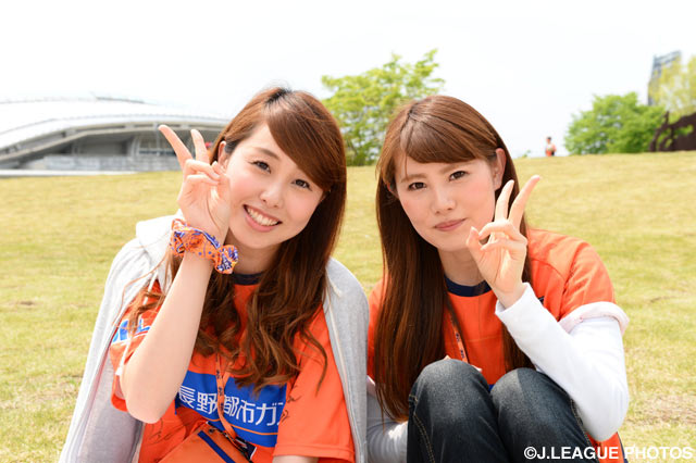 バッチリポーズを決める長野の女子サポーター【明治安田Ｊ３ 第7節 長野vs鳥取】