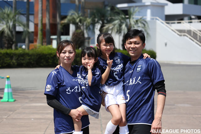 一家お揃いのユニフォームで今日も鹿児島を応援【明治安田Ｊ３ 第7節 鹿児島vs福島】