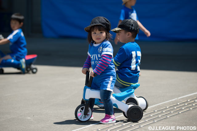 大分ファンの女の子が三輪車でスタジアムを探検【明治安田Ｊ３ 第7節 大分vs富山】