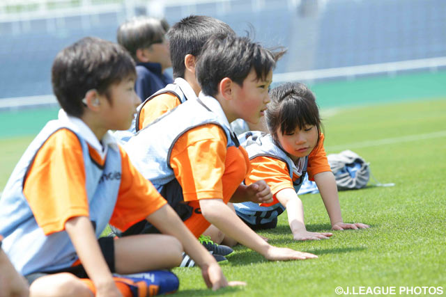 芝生の触り心地にウットリ 貴重な体験を楽しむ子供達【明治安田Ｊ３ 第7節 F東23vs栃木】