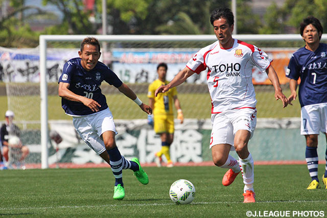 中盤でマッチアップした五領 淳樹（鹿児島）と渡辺 匠（福島）【明治安田Ｊ３ 第7節 鹿児島vs福島】
