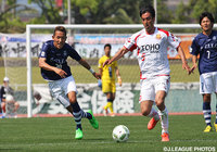 中盤でマッチアップした五領 淳樹（鹿児島）と渡辺 匠（福島）【明治安田Ｊ３ 第7節 鹿児島vs福島】