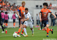 ドリブル突破を図るフェルナンジーニョ（鳥取）【明治安田Ｊ３ 第7節 長野vs鳥取】