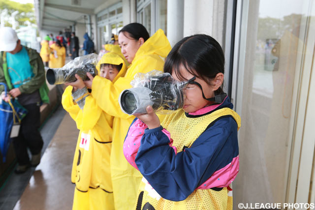 上手く撮れてる!?子供たちが真剣な表情でＪリーグカメラマンを体験！【明治安田Ｊ２ 第11節 北九州vs長崎】