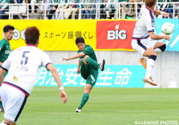 得意のFKから直接ゴールを狙った宮阪 政樹（松本）【明治安田Ｊ２ 第11節 松本vsＣ大阪】