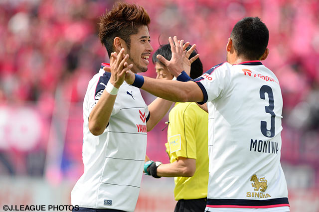4試合ぶりの無失点で連敗脱出に貢献した田中 裕介（Ｃ大阪 左）と茂庭 照幸（右）【明治安田Ｊ２ 第11節 松本vsＣ大阪】