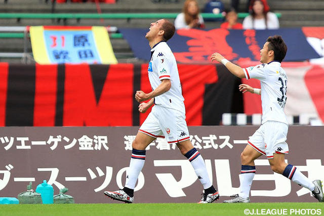 8試合ぶりのゴールとなる先制ヘッドを決めたジュリーニョ（札幌）【明治安田Ｊ２ 第11節 金沢vs札幌】