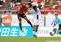 CKからバー直撃のヘディングシュートを放った廣井 友信（金沢）【明治安田Ｊ２ 第11節 金沢vs札幌】