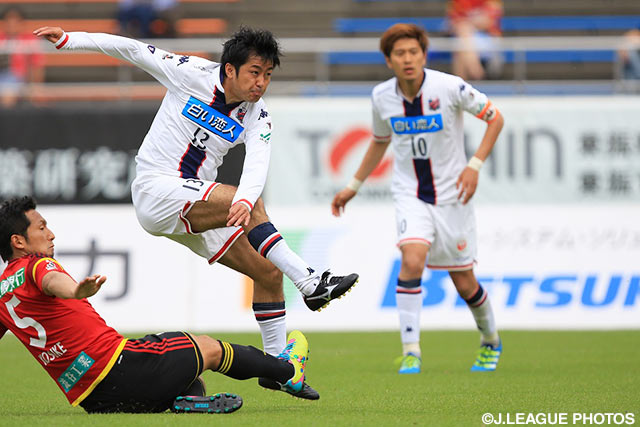 果敢に2試合連続ゴールを狙った内村 圭宏（札幌）【明治安田Ｊ２ 第11節 金沢vs札幌】