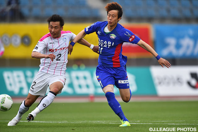 激しい攻防を繰り広げる田向 泰輝（水戸）とキム キョンジュン（徳島）【明治安田Ｊ２ 第11節 徳島vs水戸】