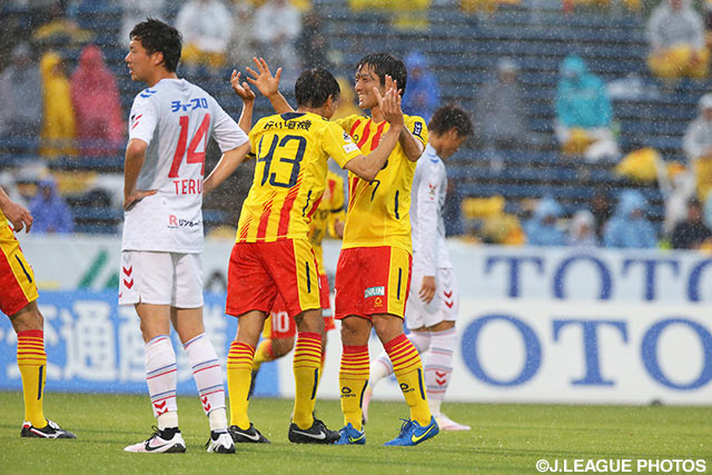 強烈なミドルシュートで先制点を奪った風間 宏希（北九州）【明治安田Ｊ２ 第11節 北九州vs長崎】