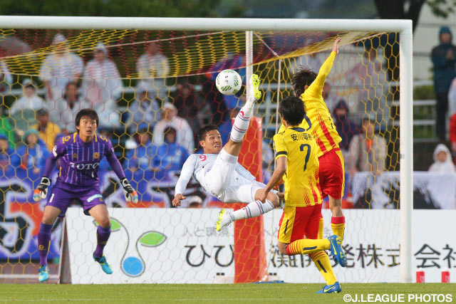 鮮やかなオーバーヘッドシュートで再び同点とした永井 龍（長崎）【明治安田Ｊ２ 第11節 北九州vs長崎】