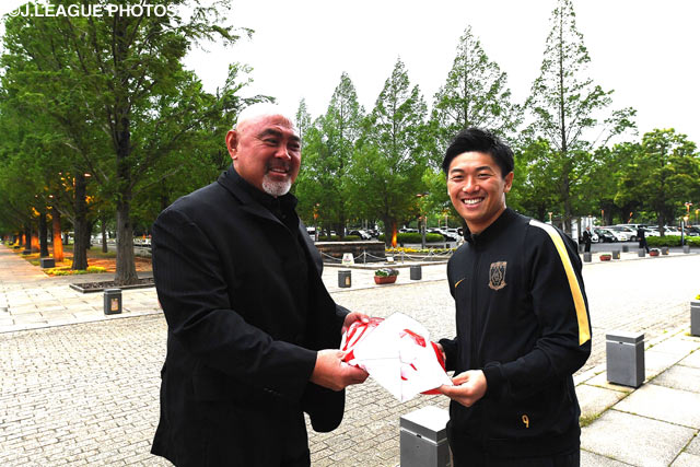プロレスラー武藤敬司さんにレプリカユニフォームを手渡しする浦和の武藤雄樹【ＡＣＬ GS MD6 浦和vs浦項】