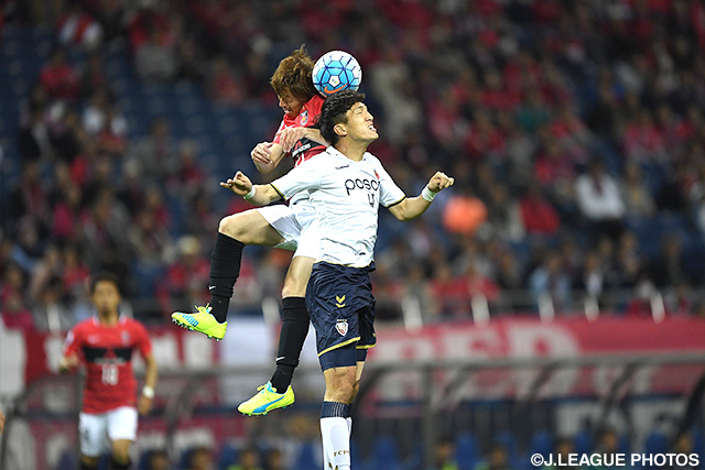 相手選手と空中で競り合う石原 直樹（浦和）【ＡＣＬ GS MD6 浦和vs浦項】