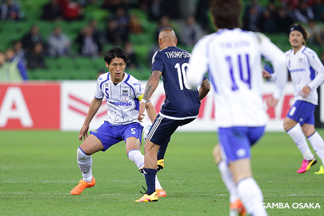 アーチー トンプソン（メルボルン）と対峙する丹羽 大輝（Ｇ大阪）【ＡＣＬ GS MD6 メルボルンビクトリーvsＧ大阪】