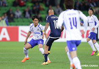 アーチー トンプソン（メルボルン）と対峙する丹羽 大輝（Ｇ大阪）【ＡＣＬ GS MD6 メルボルンビクトリーvsＧ大阪】