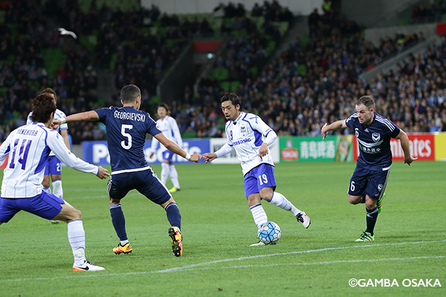 デイフェンスラインの裏にパスを送る大森 晃太郎（Ｇ大阪）【ＡＣＬ GS MD6 メルボルンビクトリーvsＧ大阪】