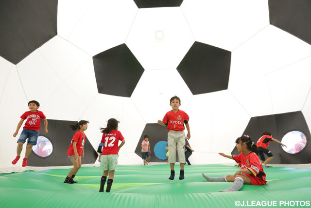ふわふわサッカーボールの不思議な空間を楽しむ子供達【明治安田Ｊ１ 1st 第10節 名古屋vs横浜FM】
