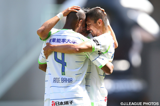 試合終了のホイッスルに喜ぶ湘南の選手達【明治安田Ｊ１ 1st 第10節 鳥栖vs湘南】