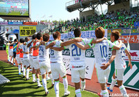 ファン・サポーターと2試合連続完封勝利を喜ぶ湘南の選手達【明治安田Ｊ１ 1st 第10節 鳥栖vs湘南】