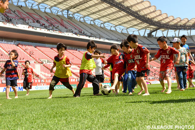 「裸足でピッチでマッチ」に参加したワイルドな子供達【明治安田Ｊ１ 1st 第10節 鹿島vs新潟】