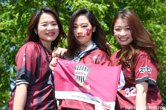 クラブグッズを纏い観戦に訪れた神戸の女子サポーター【明治安田Ｊ１ 1st 第10節 神戸vs磐田】