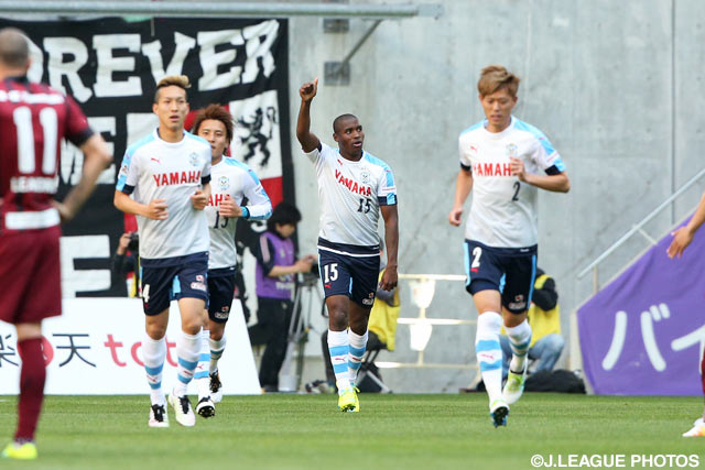 7分にカウンターアタックから幸先良く先制点を決めたアダイウトン（磐田）【明治安田Ｊ１ 1st 第10節 神戸vs磐田】