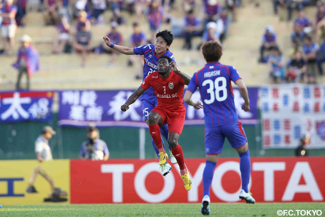 ヘンリー キセッカ（ビンズオン）と空中戦を繰り広げる小川 諒也（FC東京）【ＡＣＬ GS MD6 ビンズオンvsFC東京】