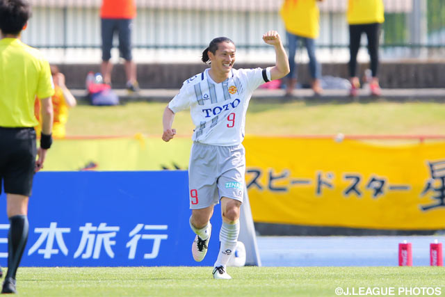 力強いドリブル突破から先制点を決めた原 一樹（北九州）【明治安田Ｊ２ 第12節 水戸vs北九州】