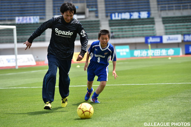 1on1を挑む徳島ファンの少年 勝敗の行方は!?【明治安田Ｊ２ 第12節 徳島vs横浜FC】
