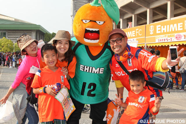 伊予柑太を中心に愛媛サポーターが記念撮影【明治安田Ｊ２ 第12節 愛媛vsＣ大阪】