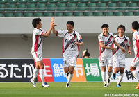 セットプレーから共に追加点を決めた岩政 大樹（岡山 #35）と片山 瑛一（#19）【明治安田Ｊ２ 第12節 長崎vs岡山】