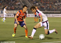 タッチライン際で対峙する藤田 息吹（愛媛）と柿谷 曜一朗（Ｃ大阪）【明治安田Ｊ２ 第12節 愛媛vsＣ大阪】