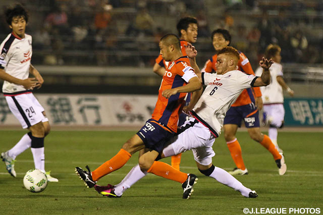河原 和寿（愛媛）にタックルを仕掛けるソウザ（Ｃ大阪）【明治安田Ｊ２ 第12節 愛媛vsＣ大阪】