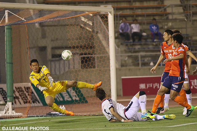 田中 裕介（Ｃ大阪）の至近距離からのボレーシュートを見事に止めた児玉 剛（愛媛）【明治安田Ｊ２ 第12節 愛媛vsＣ大阪】