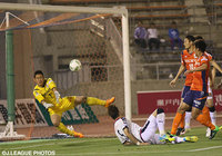 田中 裕介（Ｃ大阪）の至近距離からのボレーシュートを見事に止めた児玉 剛（愛媛）【明治安田Ｊ２ 第12節 愛媛vsＣ大阪】