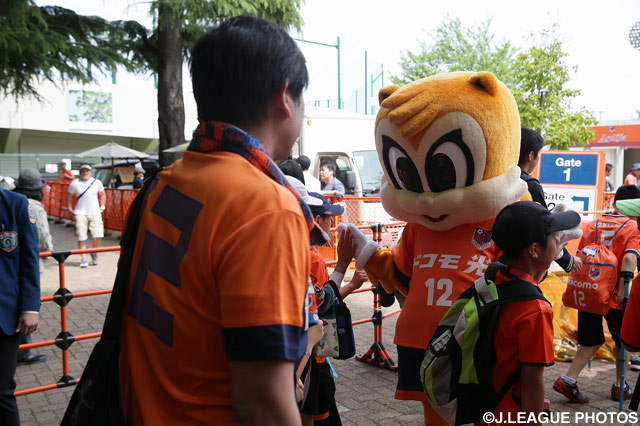 大宮のマスコットのミーヤが会場でお出迎え！【明治安田Ｊ１ 1st 第11節 大宮vs浦和】