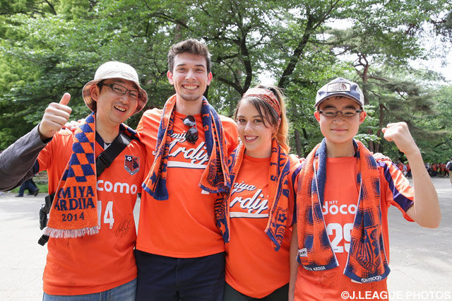 スタジアムで国際交流！満面の笑顔です【明治安田Ｊ１ 1st 第11節 大宮vs浦和】