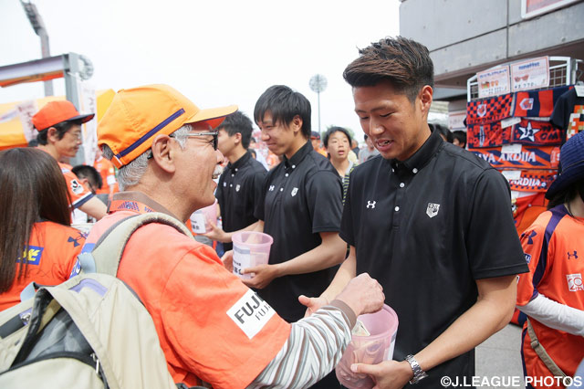 会場では選手による熊本地震義援金募金活動が行われました。【明治安田Ｊ１ 1st 第11節 大宮vs浦和】